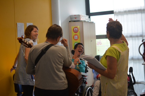 Compartint el garrotin d'un alumne cantant i ballant amb la seva classe.